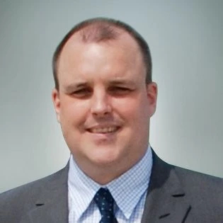 Empresario mirando a camara feliz por ayuda de consultoria de philippe