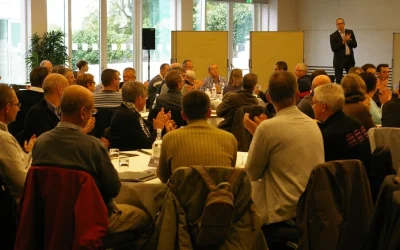 Empresa en consultoría con philippe hablando frente a una pizarra