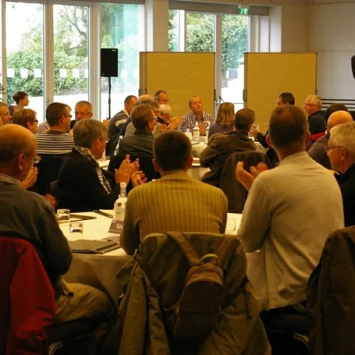 Empresa en consultoría con philippe hablando frente a una pizarra